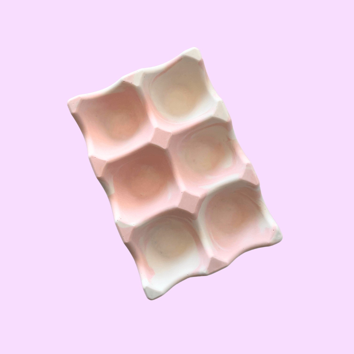 Rangement pour œufs artisanal et écologique rose pastel.