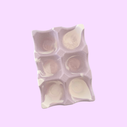 Rangement pour œufs artisanal et écologique violet pastel.