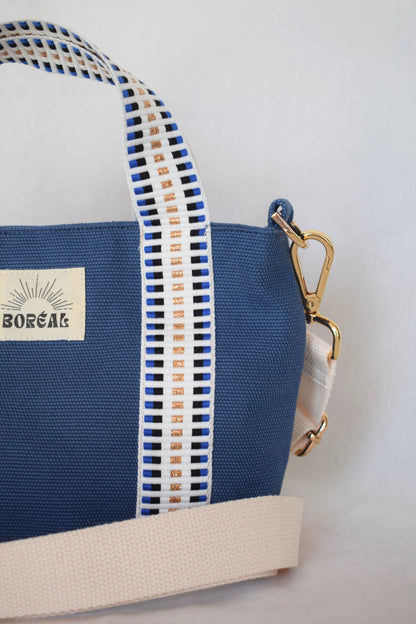 Sac à bandoulière pratique et léger, en matières naturelles, fabrication française et responsable, imprimé bleu jean et coloré, Boréal