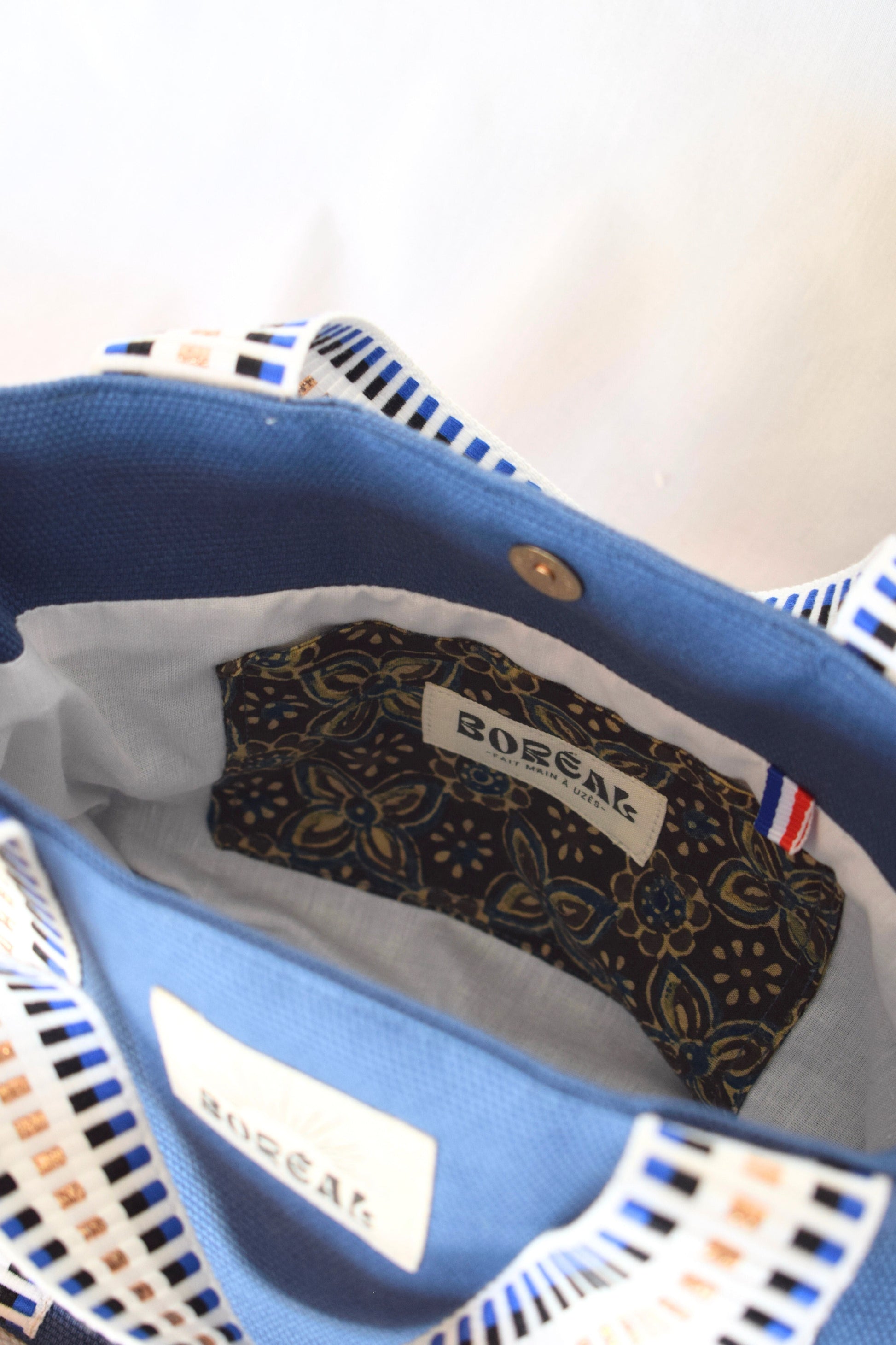 Sac à bandoulière pratique et léger, en matières naturelles, fabrication française et responsable, imprimé bleu jean et coloré, Boréal