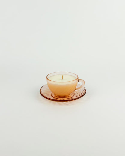 Tasse et sous tasse en verre transparent rose Arcoroc, upcyclées en bougie artisanale et naturelle, fabrication française