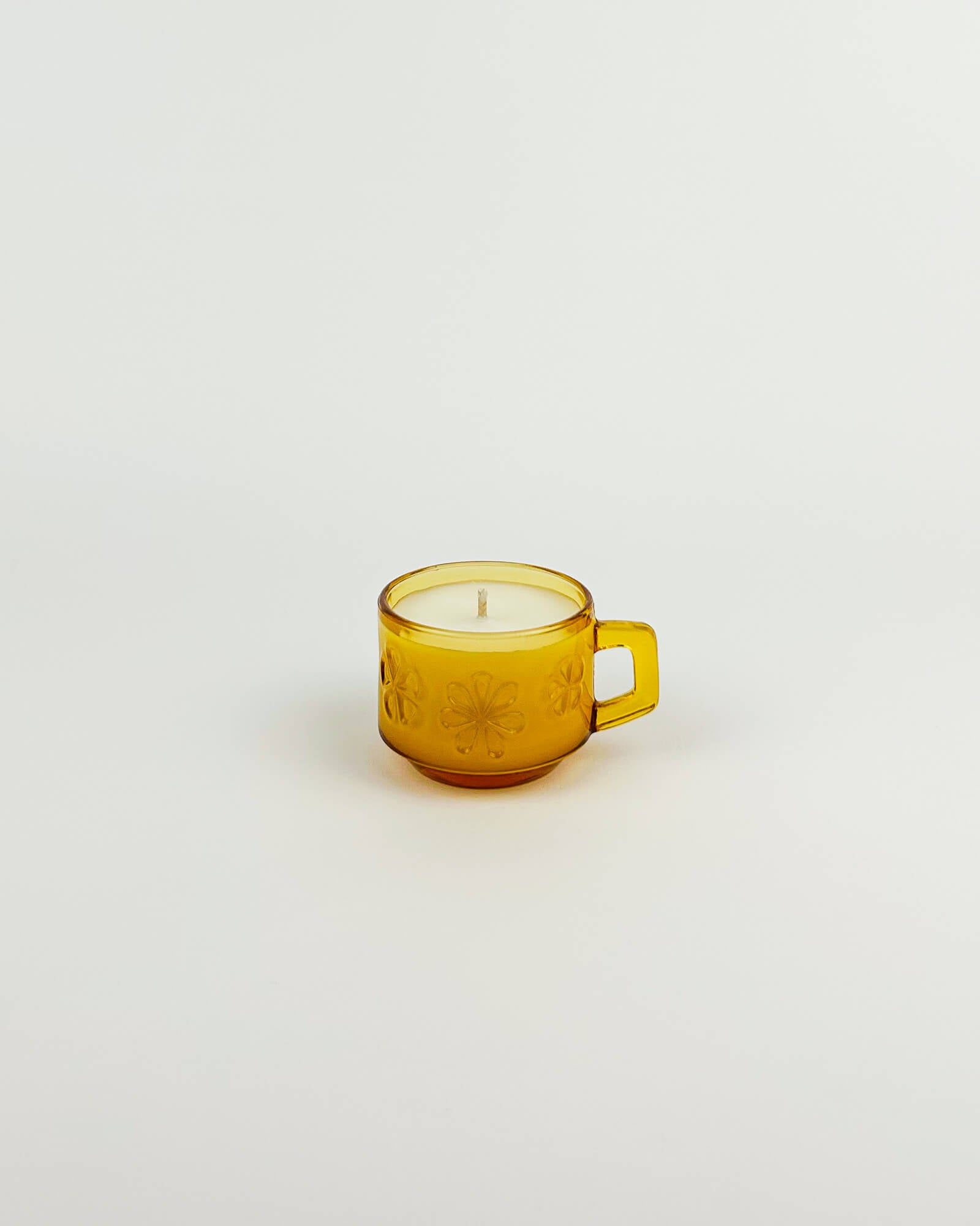 Tasse en verre ambré Vereco, avec Marguerites, upcyclée en bougie artisanale et naturelle, fabrication française