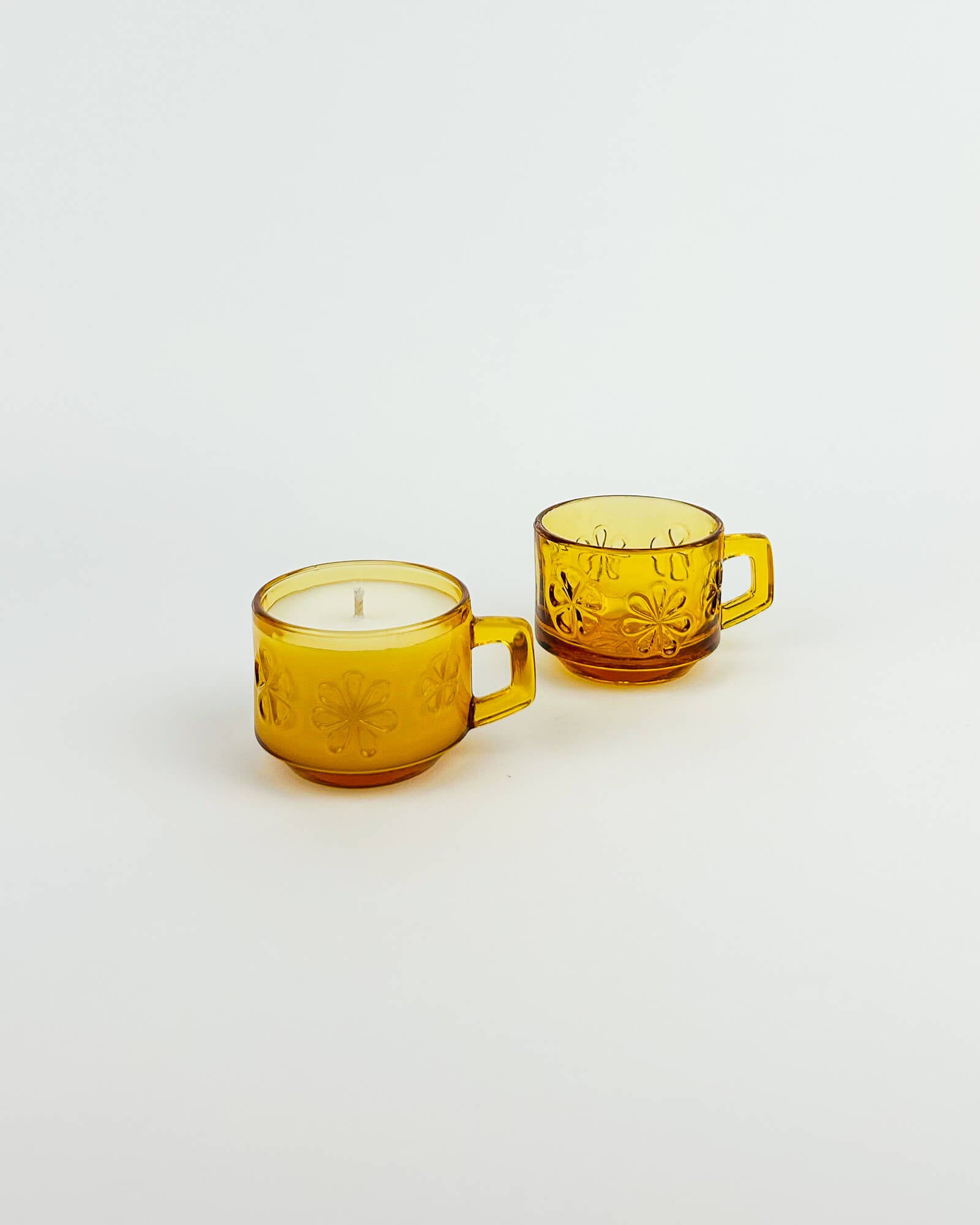 Tasse en verre ambré Vereco, avec Marguerites, upcyclée en bougie artisanale et naturelle, fabrication française