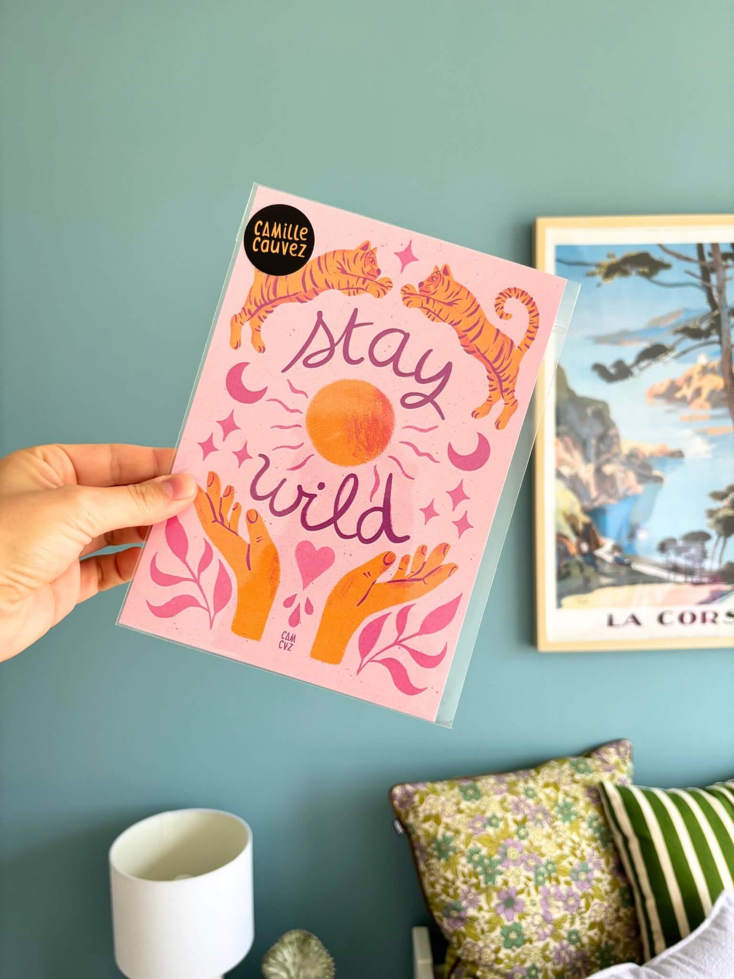 Affiche murale spirituelle colorée avec des tigres, des lunes, des mains, et un soleil au centre.