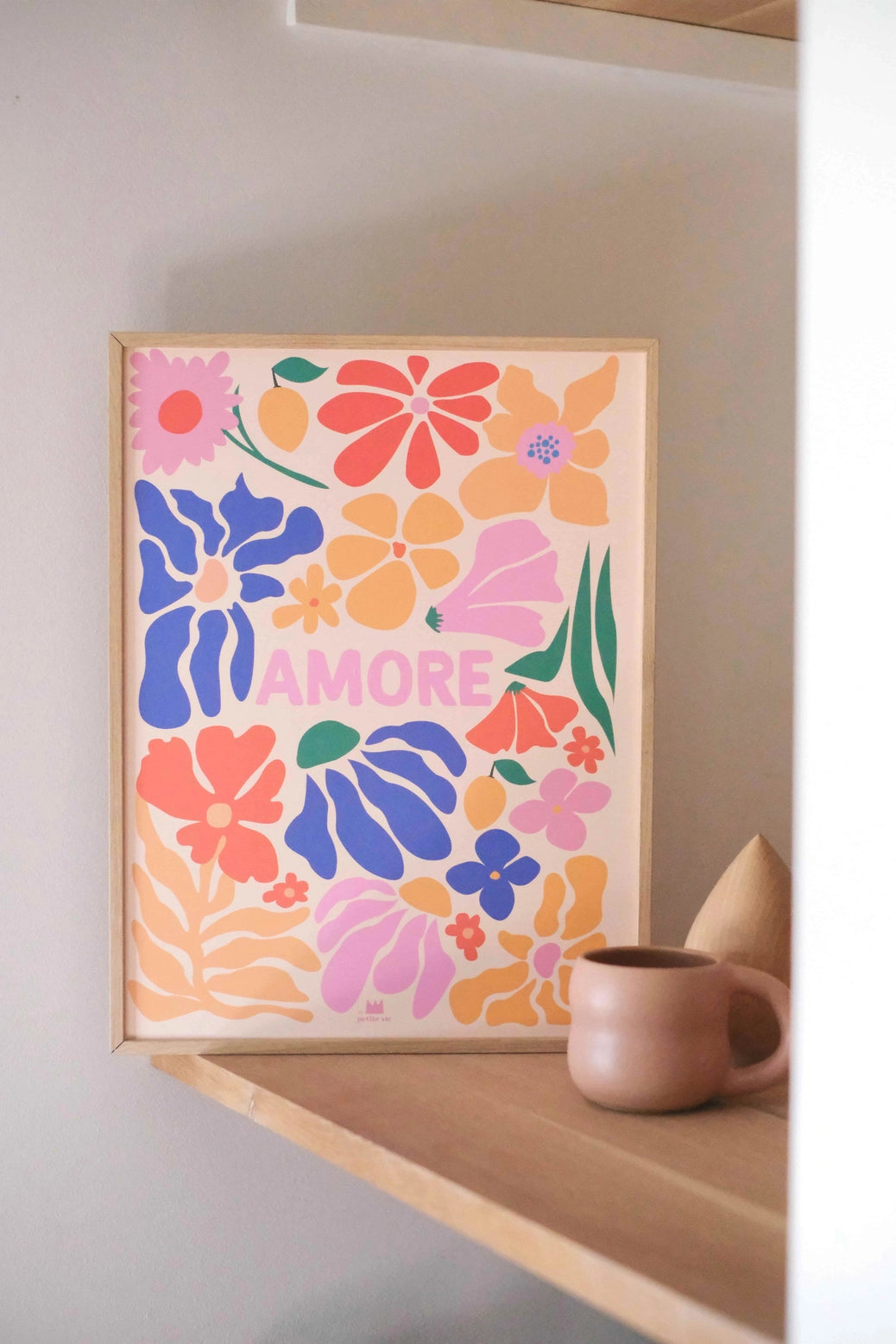Affiche murale décorative amore, avec des fleurs colorées.