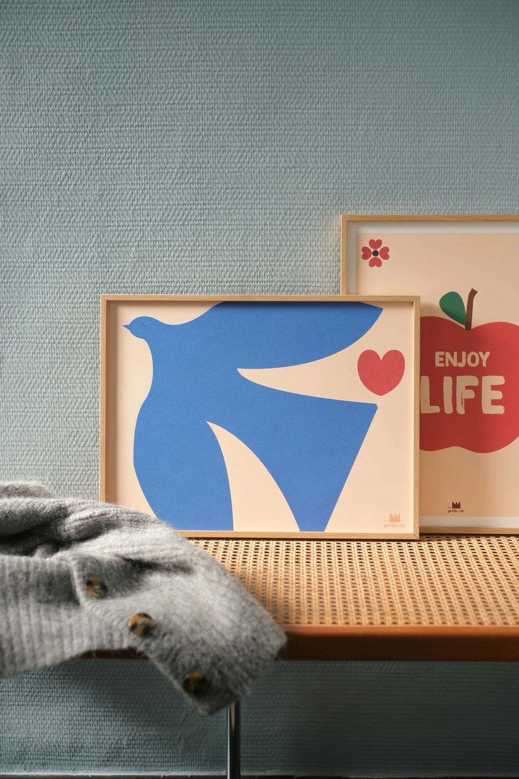 Affiche murale décorative avec un oiseau bleu et un cœur rouge.