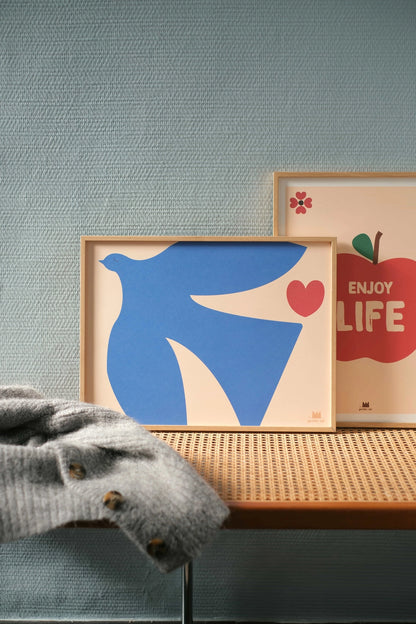 Affiche murale décorative avec un oiseau bleu et un cœur rouge.
