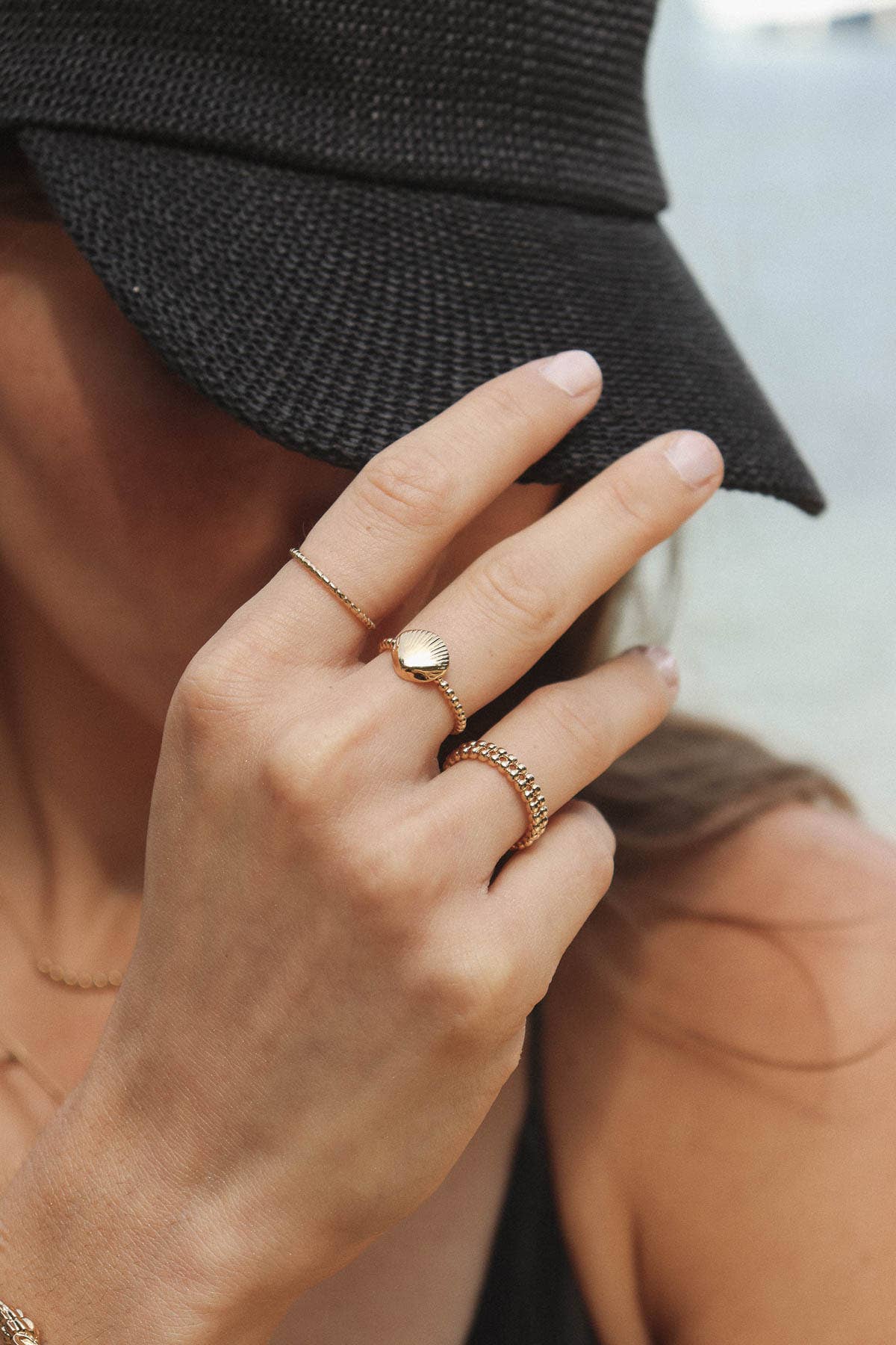 Bague avec un coquillage en plaqué or, réglable, Waekura.