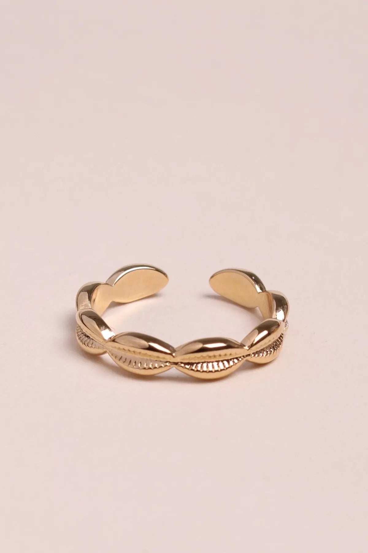 Bague avec des coquillages en plaqué or, réglable, fabriquée en France Waekura