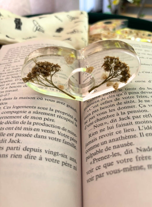 Bagues de lecture avec des fleurs séchées.