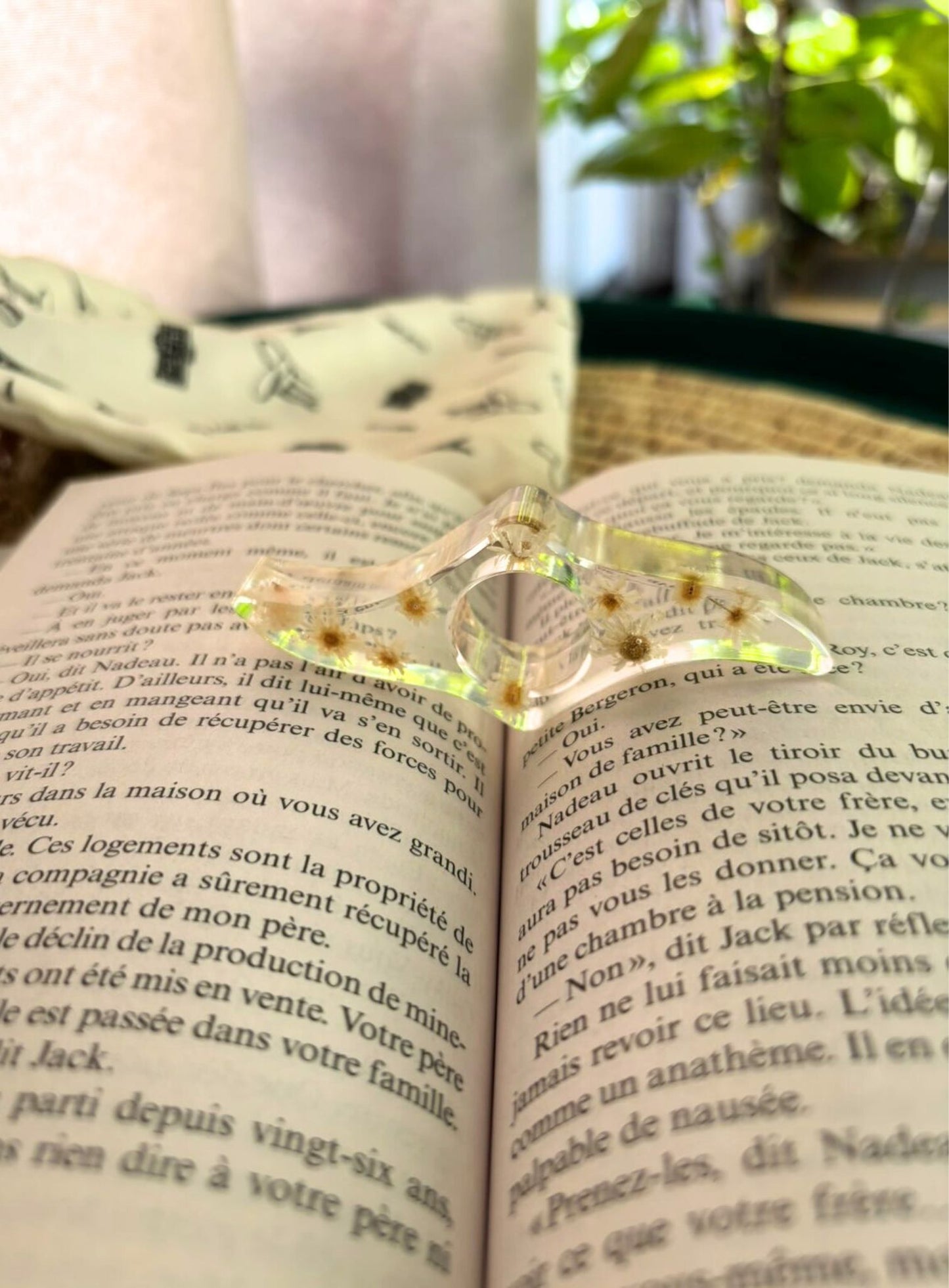 Bagues de lecture avec des fleurs séchées.