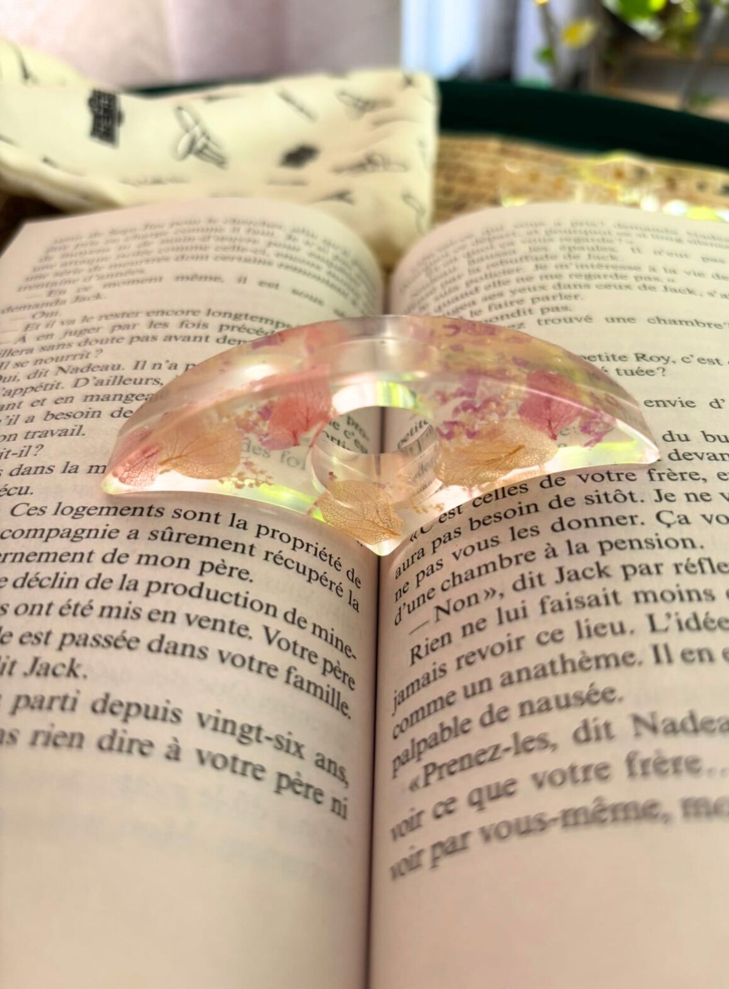 Bagues de lecture avec des fleurs séchées.