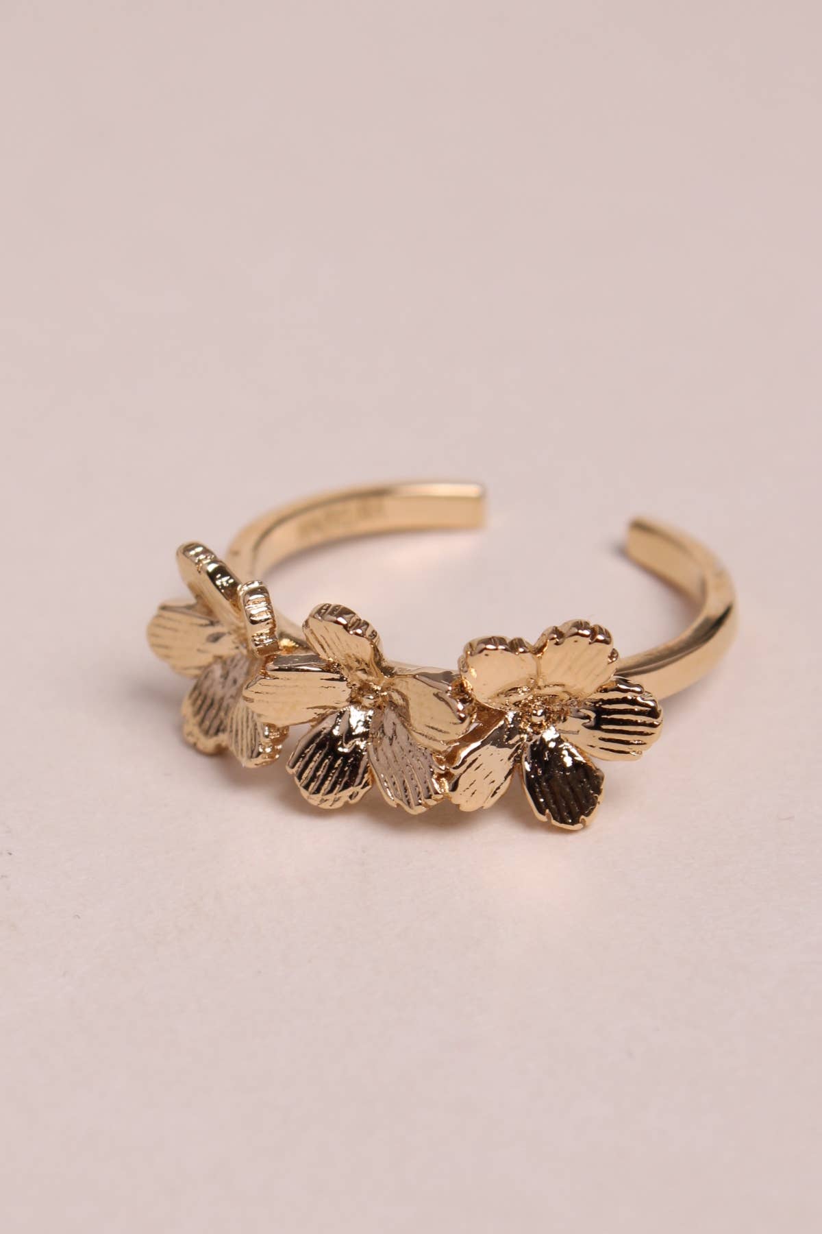 Bague avec des grosses fleurs en plaqué or, réglable Waekura.