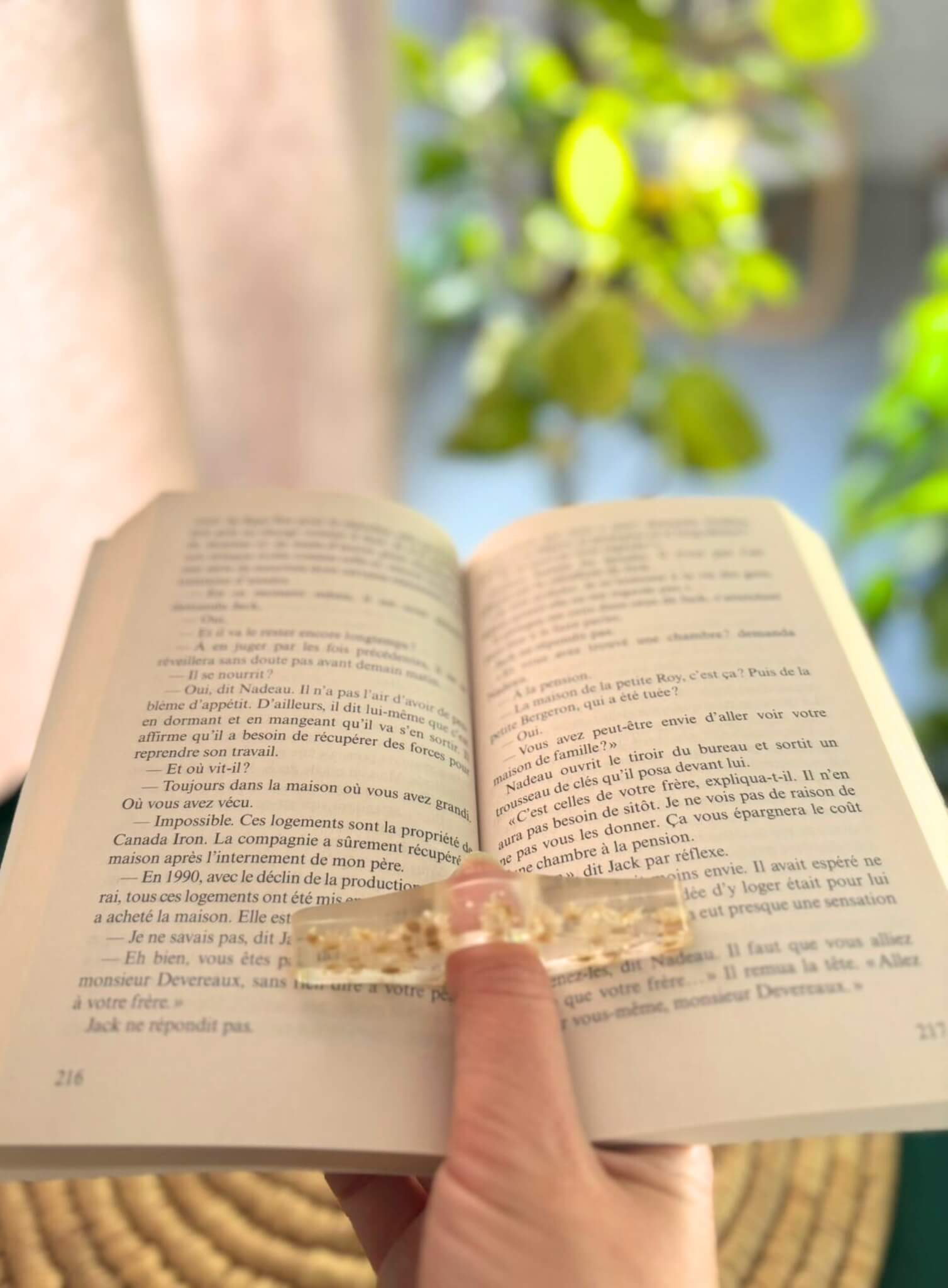 Bague de lecture en résine et fleurs séchées.