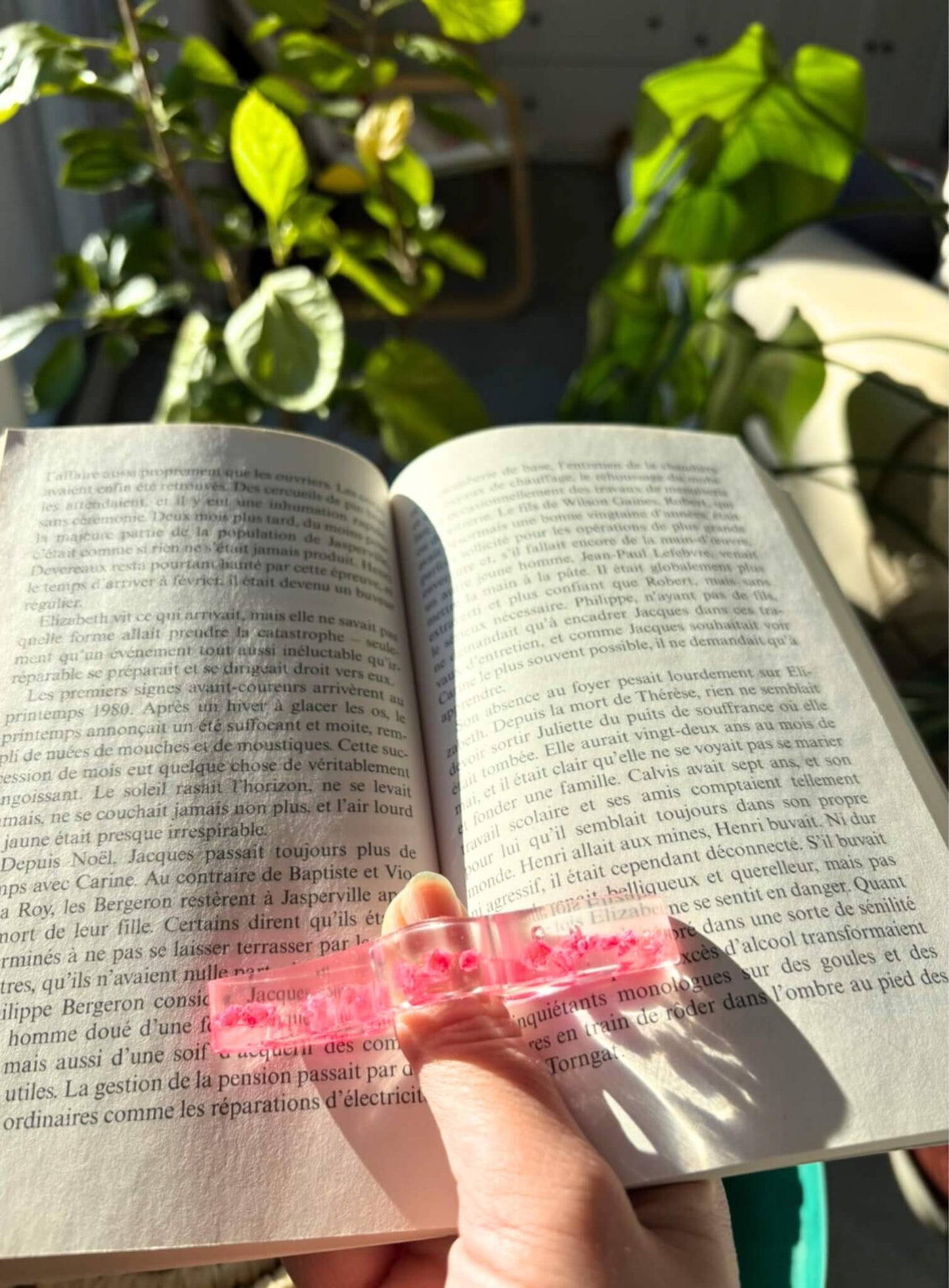 Bague de lecture en résine et fleurs séchées.