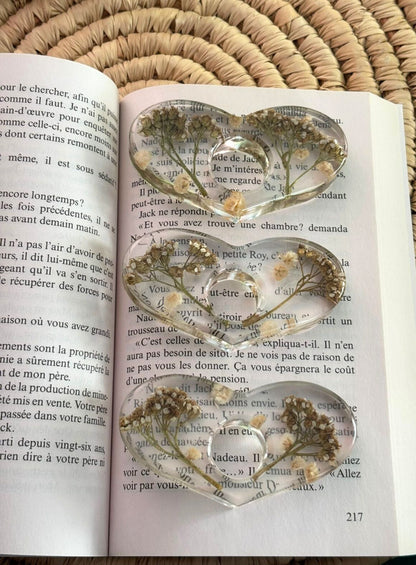 Bagues de lecture avec des fleurs séchées.