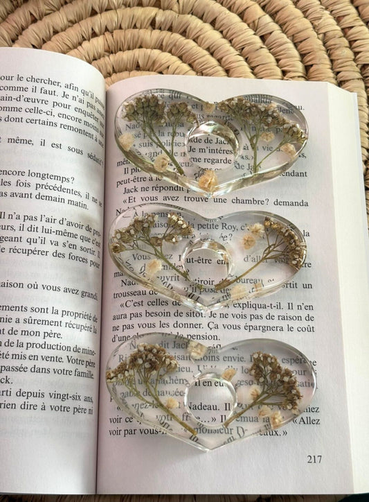 Bagues de lecture avec des fleurs séchées.