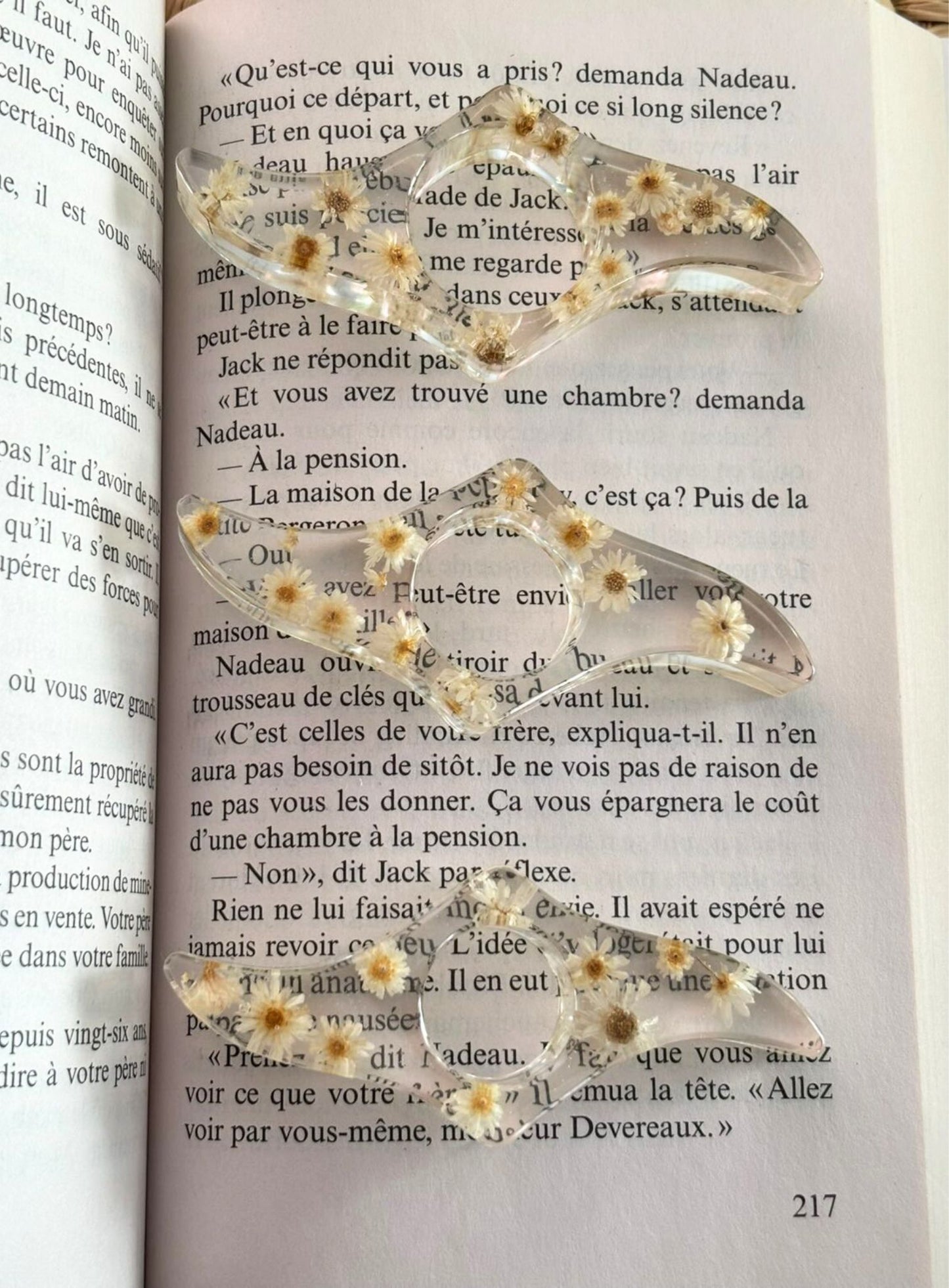 Bagues de lecture avec des fleurs séchées.