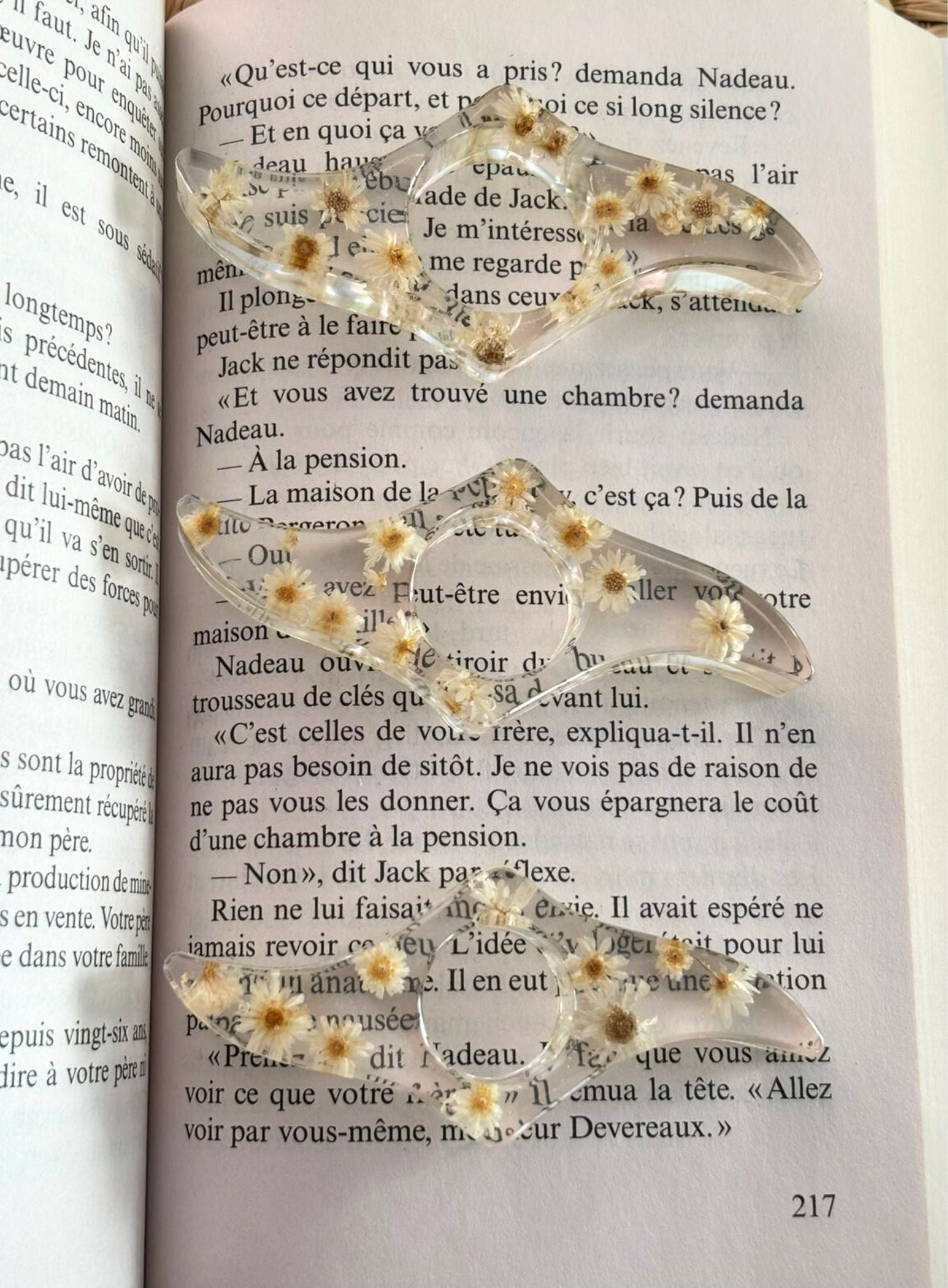 Bagues de lecture avec des fleurs séchées.