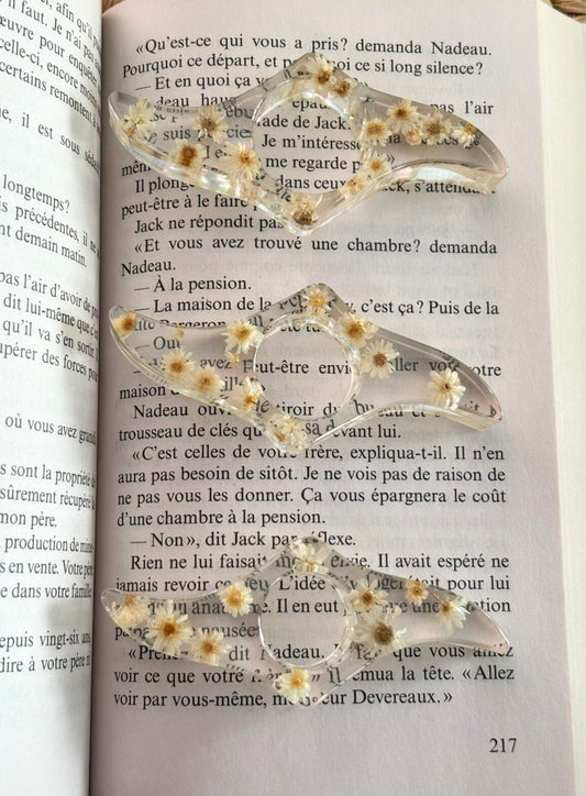 Bagues de lecture avec des fleurs séchées.