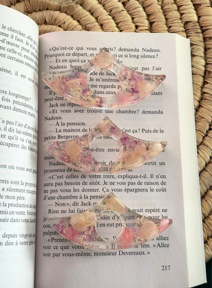 Bagues de lecture avec des fleurs séchées.