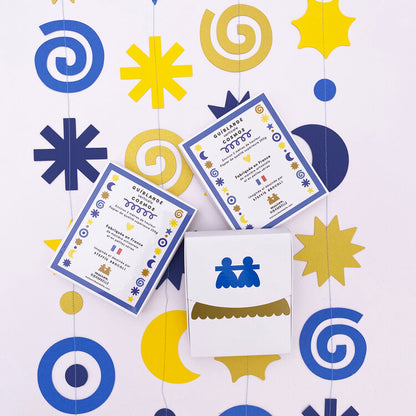 Guirlande murale décoratives avec des lunes et des étoiles colorées, Maison Ribambelle.