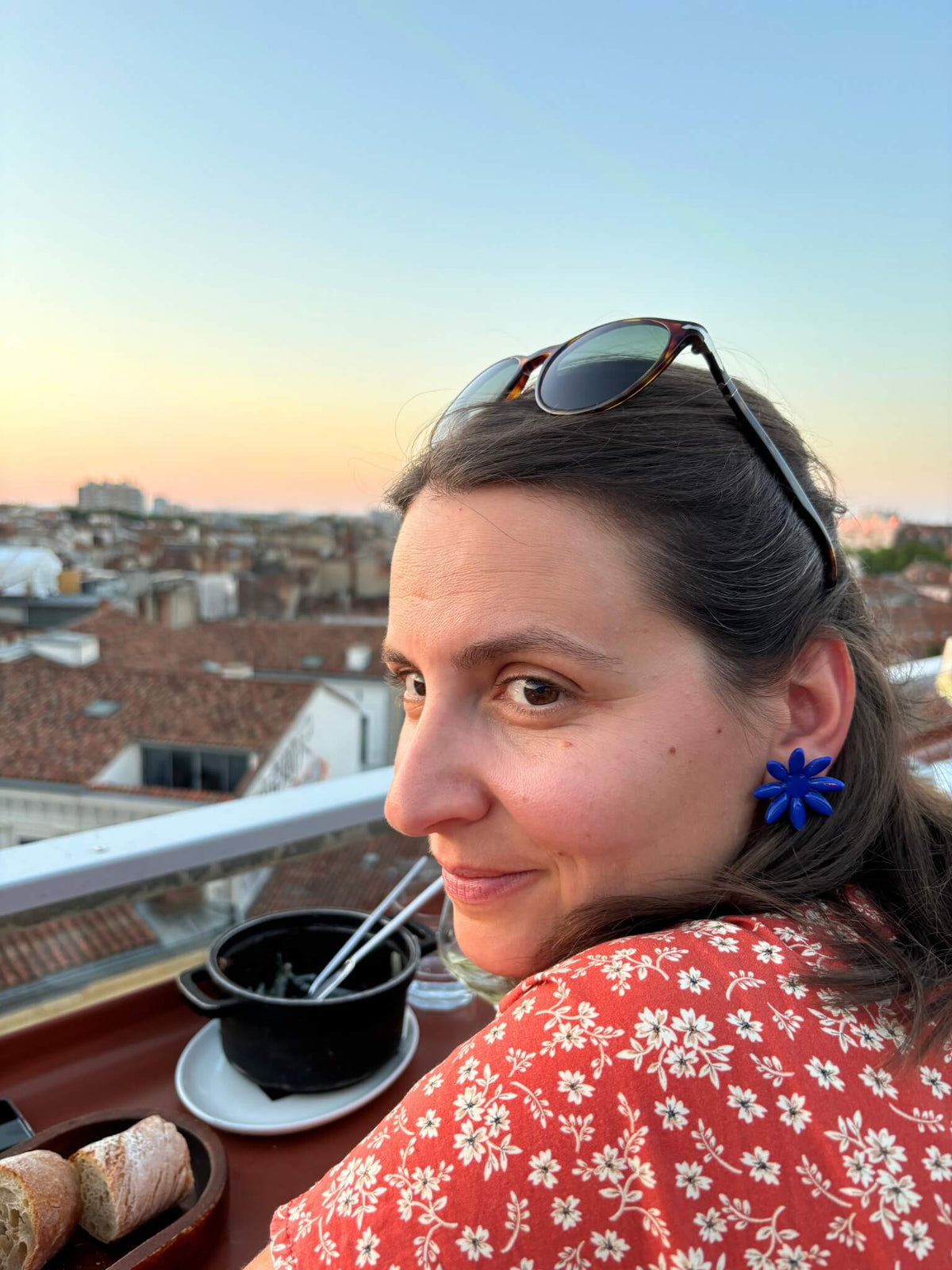 boucles d'oreilles bleues en forme de fleurs, Marguerite, artisanales et uniques, en pâte polymère, fabrication française