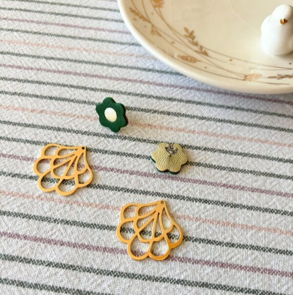 boucles d'oreilles vertes dorées cuir recyclé amovibles