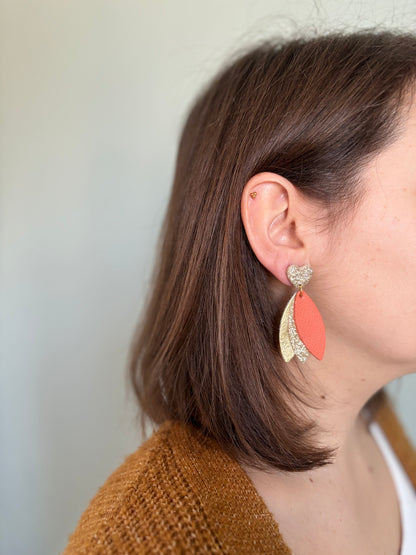 Boucles d'oreilles chics orange et dorées, paillettes, en cuir upcyclé, fabrication artisanale et française