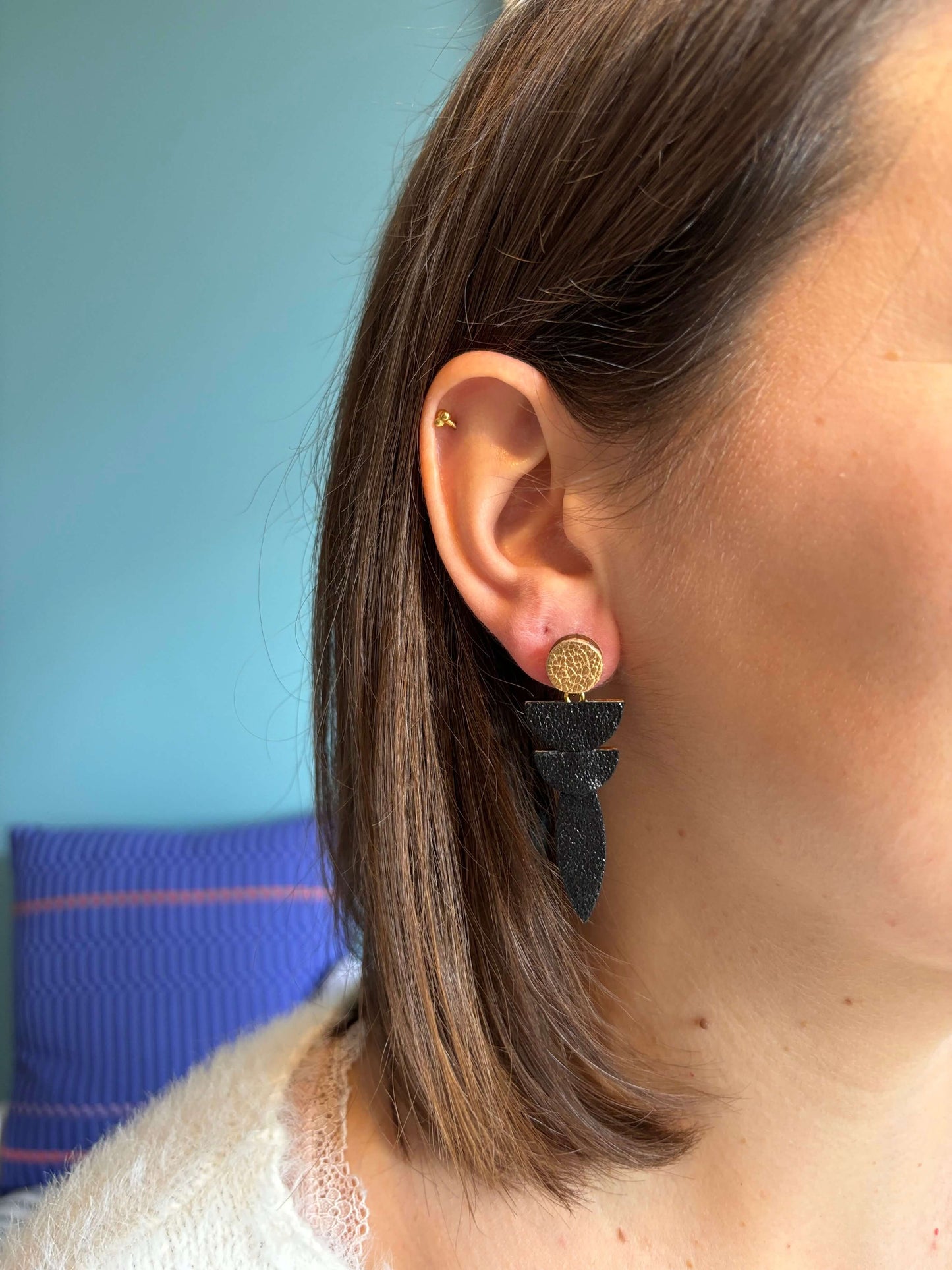 Boucles d'oreilles cuir upcyclé noir et doré 