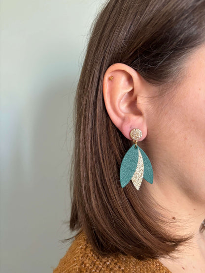 Boucles d'oreilles chics, en cuir upcyclé vert foncé et paillettes, fabrication artisanale et française