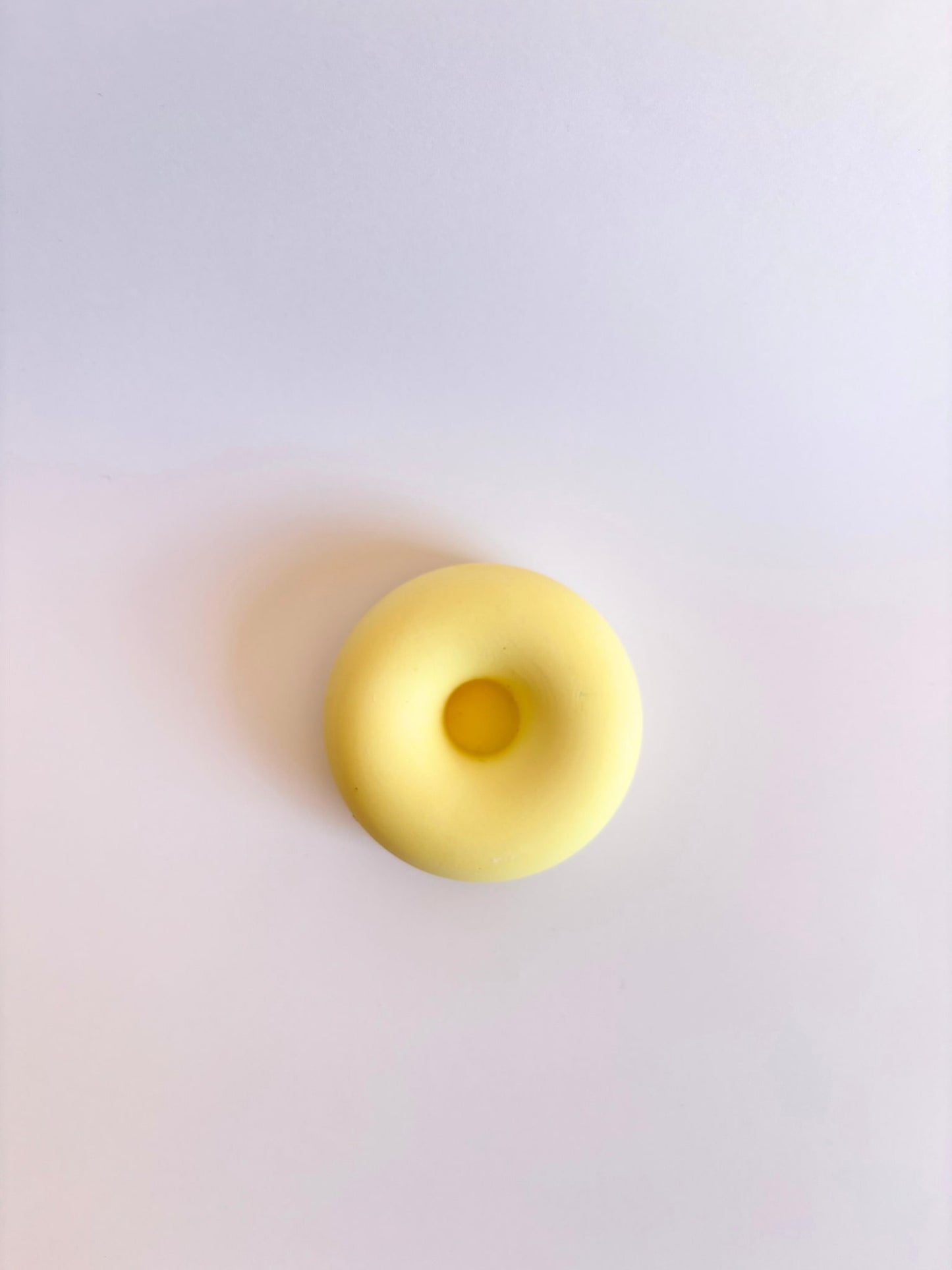 bougeoir en forme de donut jaune, fabrication artisanale