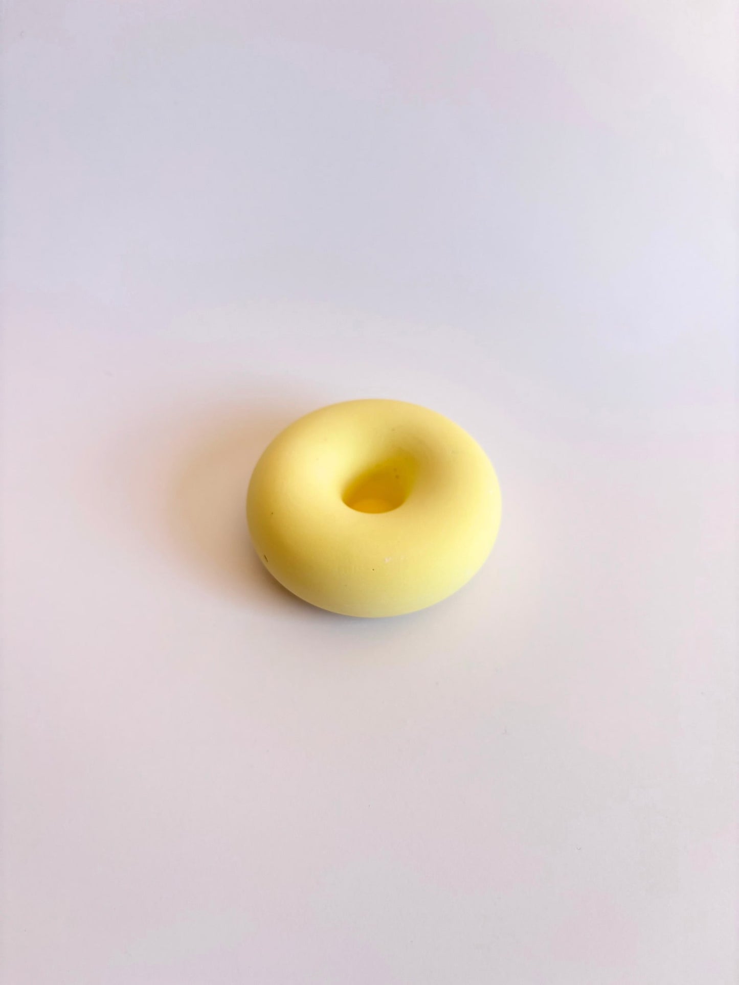 bougeoir en forme de donut jaune, fabrication artisanale