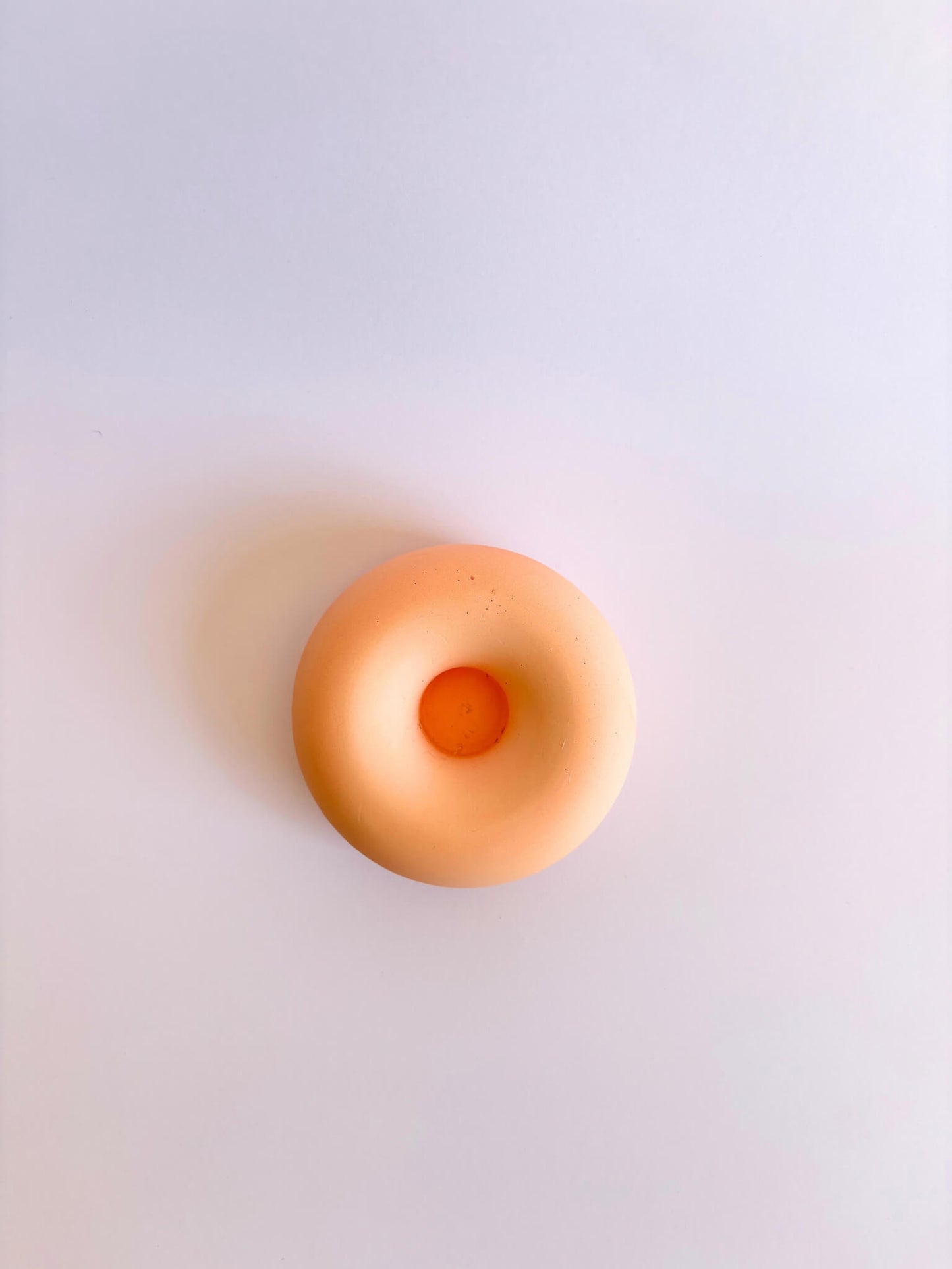 bougeoir en forme de donut orange, fabrication artisanale