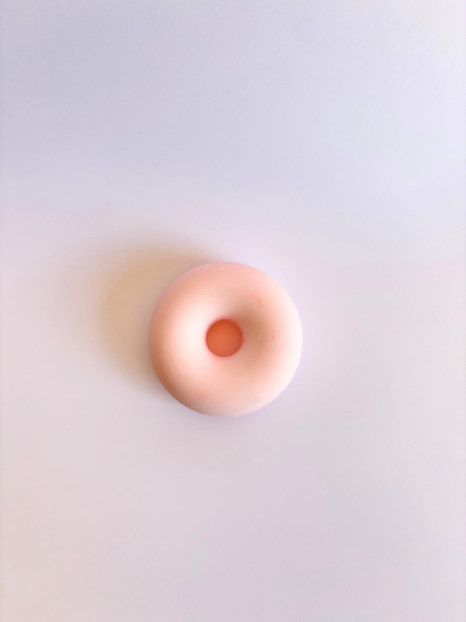 bougeoir en forme de donut rose, fabrication artisanale