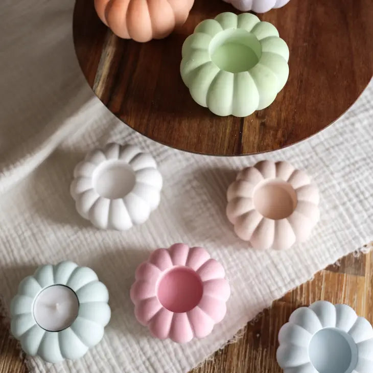 Bougeoirs artisanaux colorés en forme de citrouille, pour des bougies chauffe-plat.