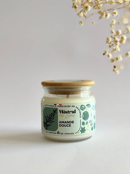 Bougie parfumée à l'amande, senteur relaxante, fabriquée en Provence.