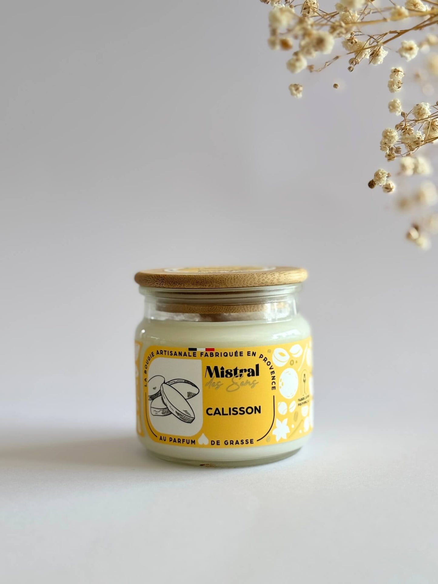 Bougie gourmande parfumée au calisson, fabriquée en Provence.