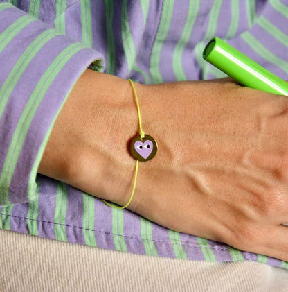 Bracelet jaune personnalisable avec un cœur.