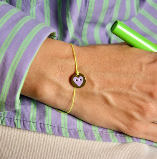 Bracelet jaune personnalisable avec un cœur.