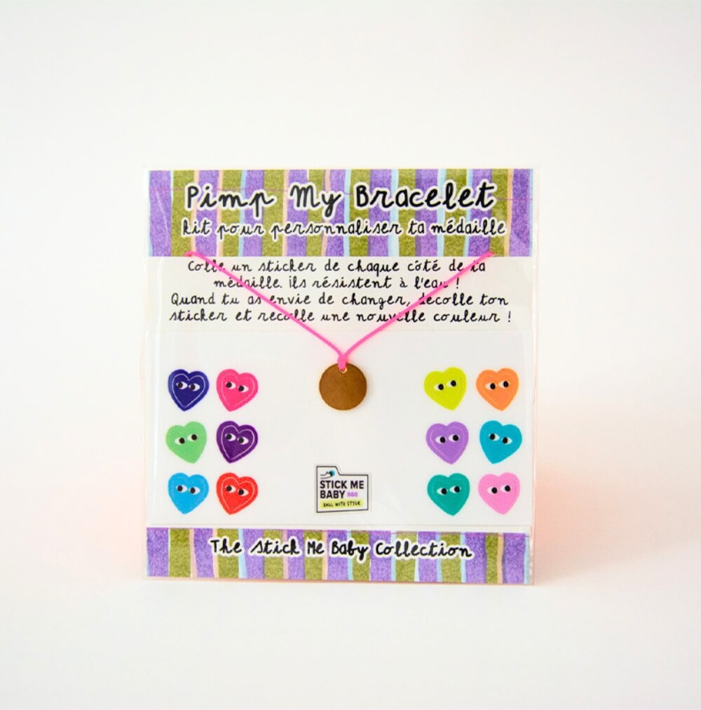 Bracelet rose personnalisable avec des stickers cœurs.