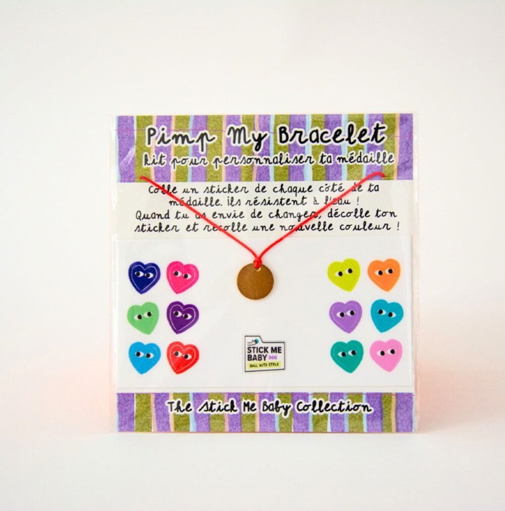 Bracelet rouge personnalisable avec des stickers cœurs.