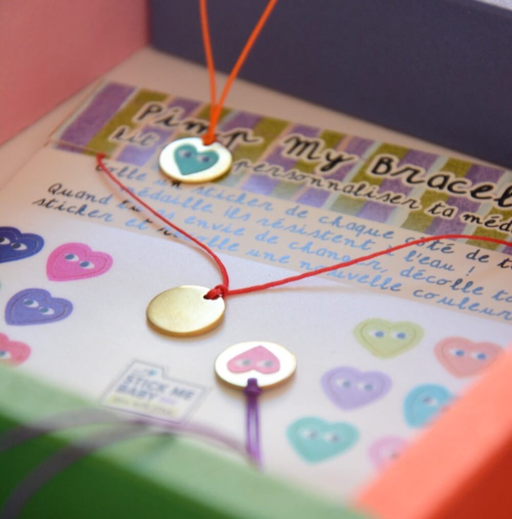 Bracelets personnalisables avec des stickers cœurs.