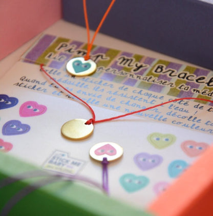 Bracelets personnalisables avec des stickers cœurs.