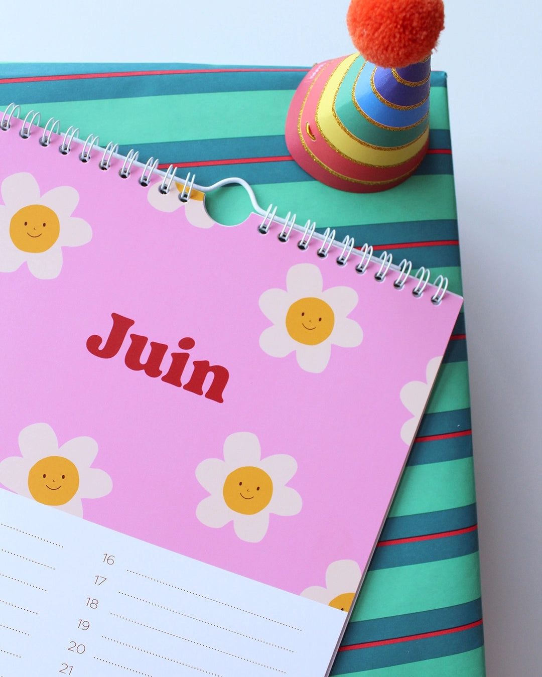 Calendrier des anniversaire mural, juin avec des fleurs.