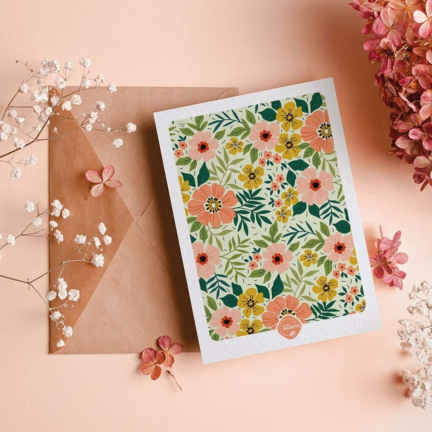 Carte postale avec des fleurs multicolores illustrées et son enveloppe en kraft, entourée de fleurs séchées, Maison Joliette