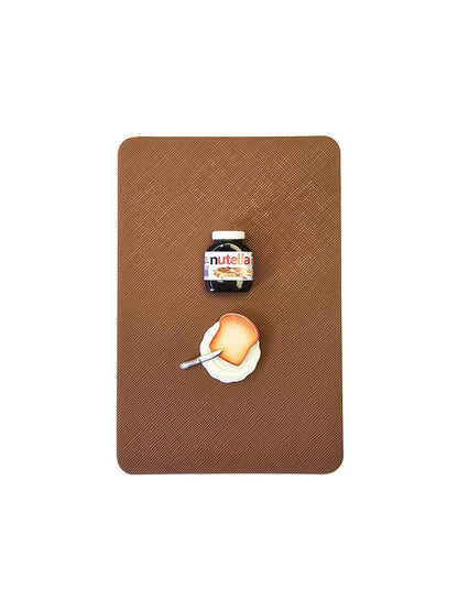 Carte d'anniversaire avec un pot de nutella et une brioche.