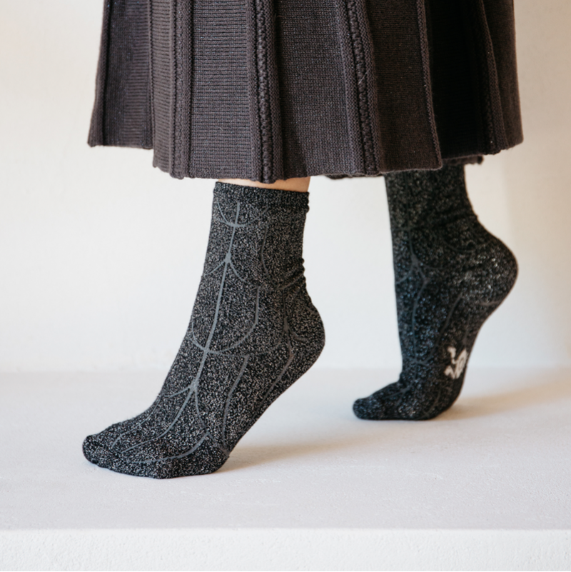 Chaussettes noires à paillettes pour femme, solidaires et fabriquées en France.