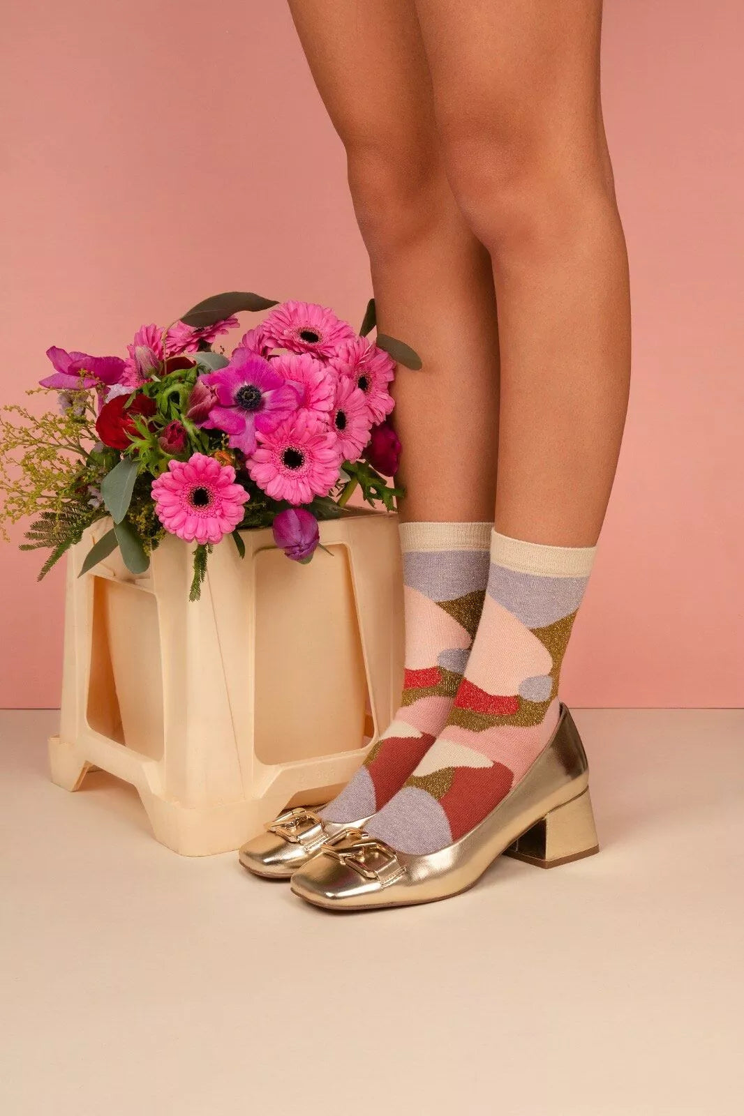 Chaussettes multicolores à paillettes pour femme, solidaires et fabriquées en France.
