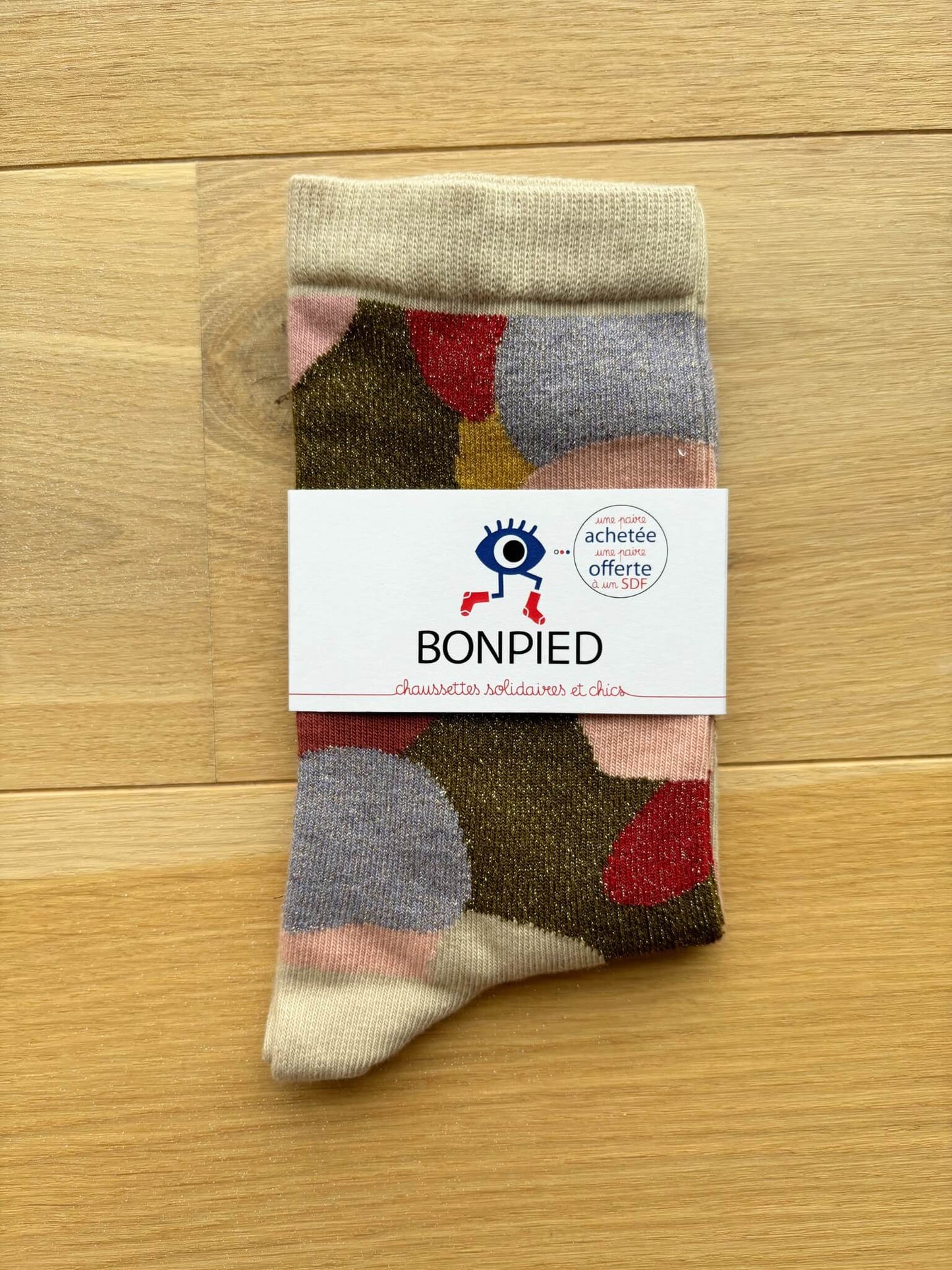 Chaussettes multicolores à paillettes pour femme, solidaires et fabriquées en France.